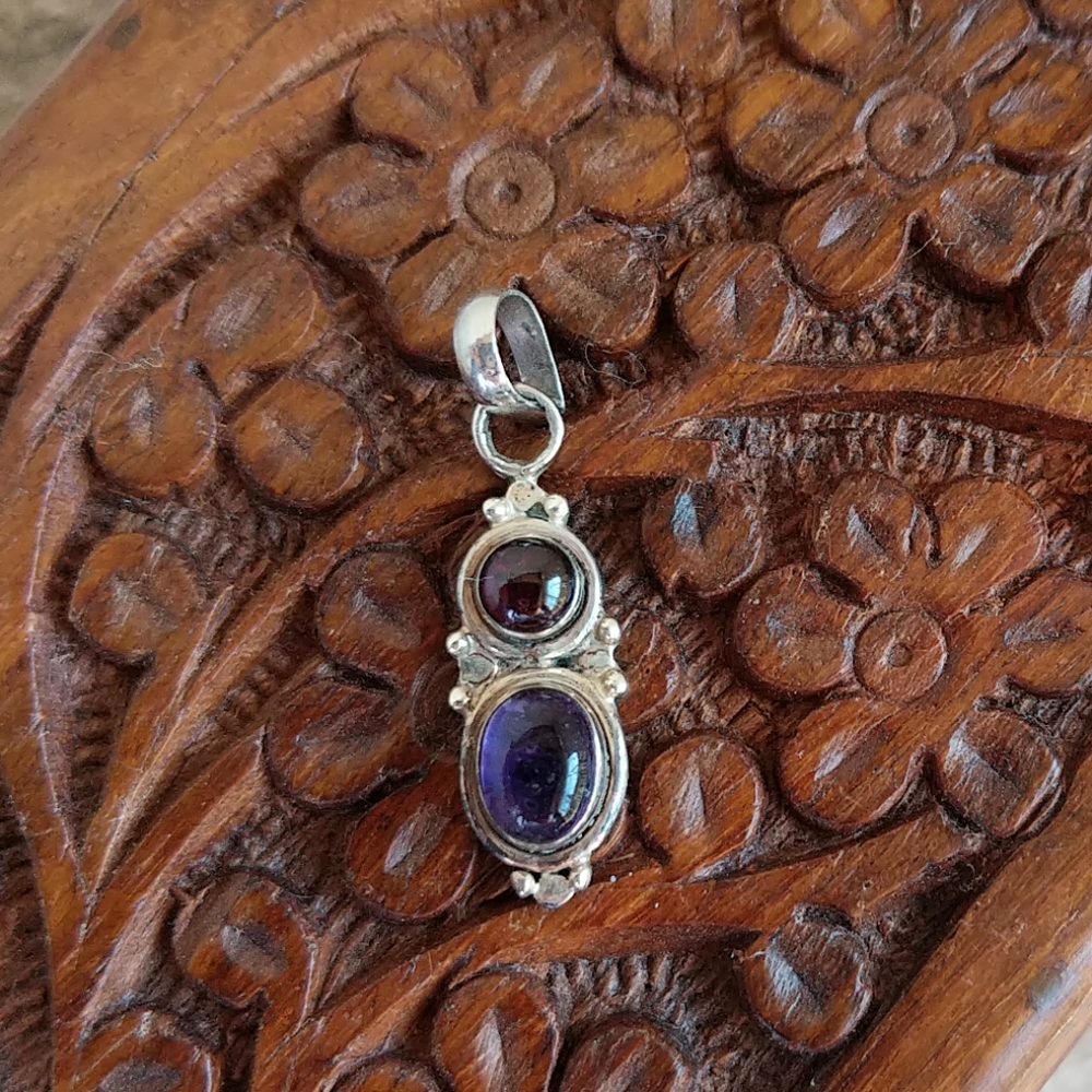 Sterling silver pendant with amethyst color stone